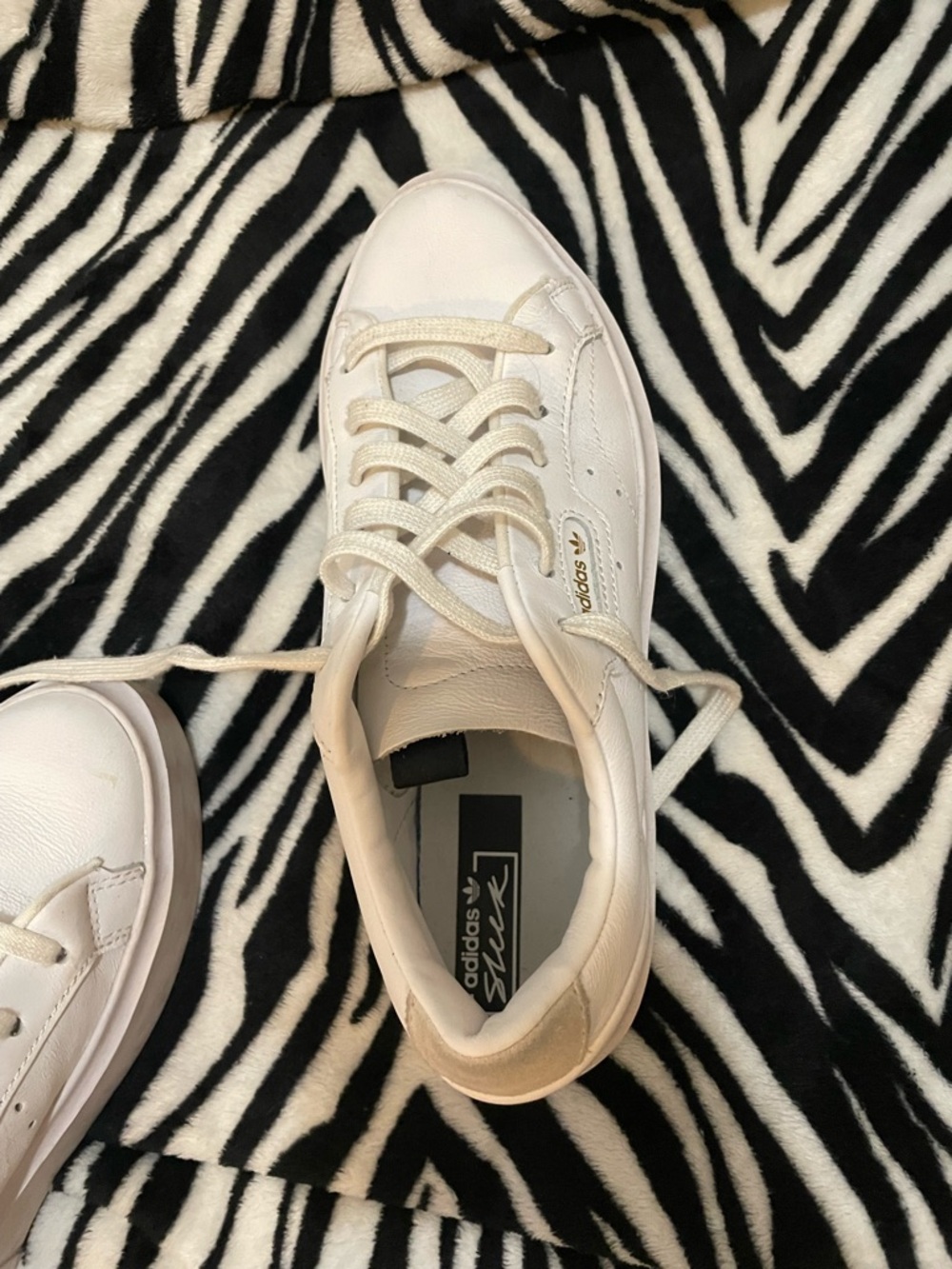 Adidas Sleek White Leather Sneakers with Gold Metal Lace Tips - Picture 6 of 9